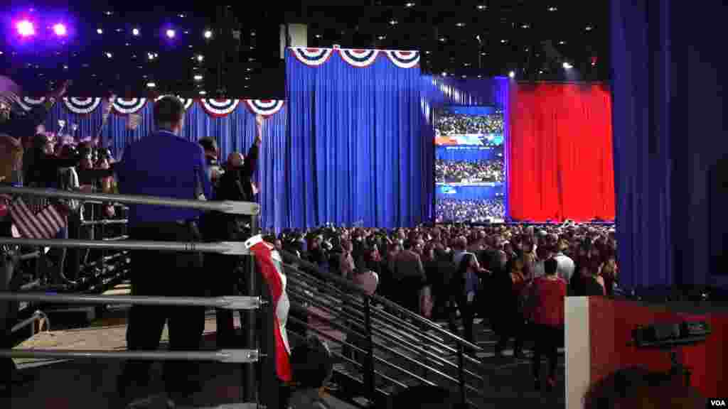 奥巴马芝加哥竞选总部的人群(美国之音 金刀拍摄）