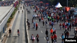 Orang-orang berolahraga di jalan utama yang ditutup untuk lalu lintas pada hari bebas mobil (Car Free Day atau CFD) di Jakarta pada hari Minggu (foto: ilustrasi). 