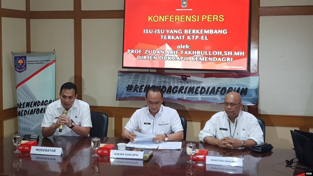 Dirjen Dukcapil Kemendagri Zudan Arif Fakhrulloh (tengah) dalam konferensi pers di Kemendagri, Rabu (27/2) (Foto: VOA/Ghita).