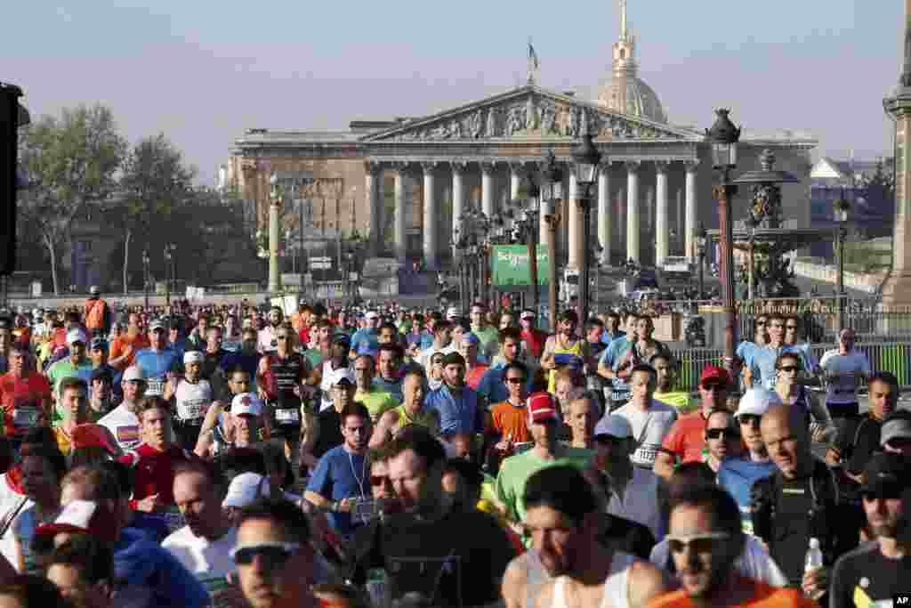 2017年4月9日，群众在巴黎参加长跑，跑在爱丽舍大道上。