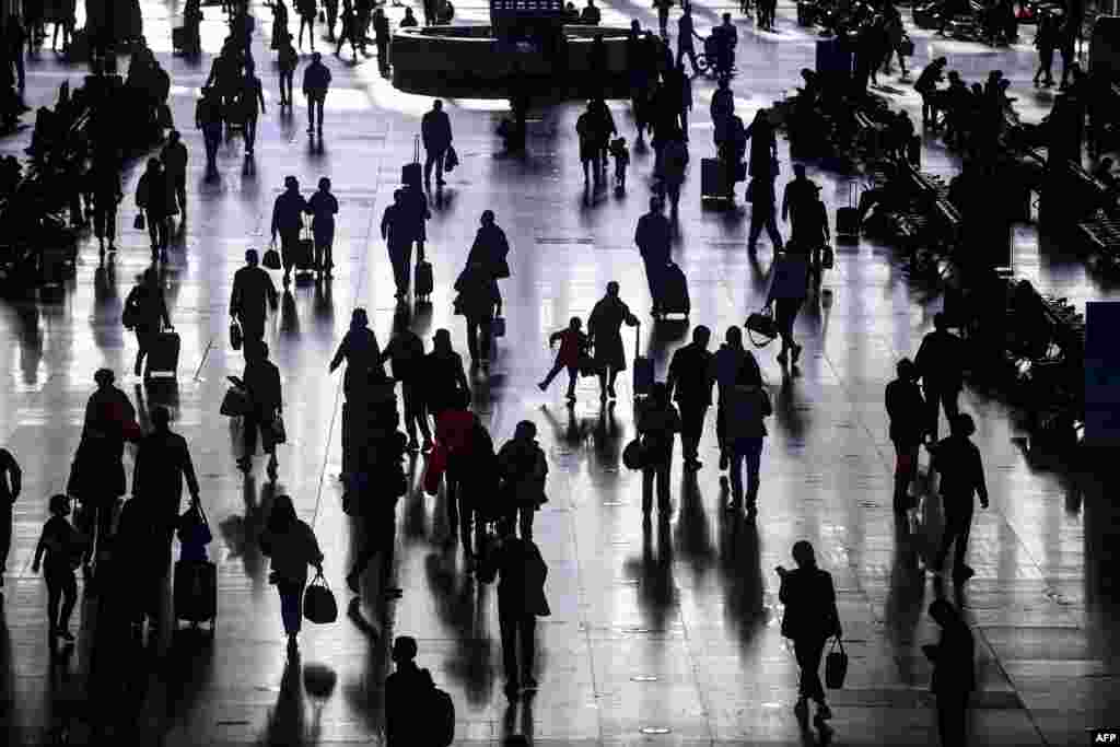 People walk through Shenyang Railway Station in China&#39;s northeast Liaoning province during the &quot;golden week&quot; holiday.