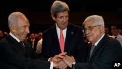 Menlu AS John Kerry (tengah) berjabat tangan dengan Presiden Israel Shimon Peres (kanan) dan Presiden Palestina, Mahmoud Abbas di sela-sela konferensi di Yordania (26/5). 