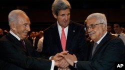 U.S. Secretary of State John Kerry, center, Israeli President Shimon Peres, right, and Palestinian President Mahmoud Abbas all shake hands during the World Economic Forum on the Middle East and North Africa at the King Hussein Convention Centre at the Dead Sea in Jordan Sunday May 26, 2013. 