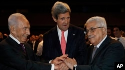 美國國務卿克里(中)5月26日在世界經濟論壇會議上﹐與以色列總統佩雷斯和巴勒斯坦權力機構主席阿巴斯會面。