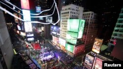 Suasana perayaan malam tahun baru di Times Square, New York (31/12). (Reuters/Gary Hershorn)