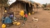 Enfants du camp de réfugiés de Chibuto 2 à Gondola, Manica, Mozambique, le 11 août 2020. (VOA/ Portuguais)