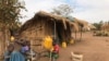 Crianças no campo de deslocados do Chibuto 2, Gondola, Manica, Moçambique
