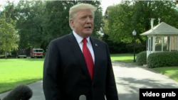 El presidente Donald Trump habla con reporteros en los jardines de la Casa Blanca antes de partir a un evento en Iowa. Octubre 9, 2018.