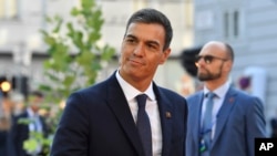 Spanish Prime Minister Pedro Sanchez waves when arriving at the informal EU summit in Salzburg, Austria, Sept. 20, 2018.