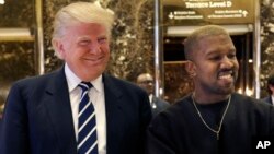 Donald Trump y un rubio Kanye West posan para la prensa en la Torre Trump.