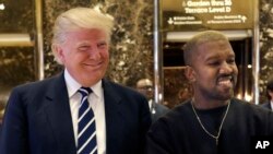 Prezidan eli Lèzetazini an, Donald Trump, ak atis rapè Kanye West (Foto: Seth Wenig/AP, 13 desanm 2016).