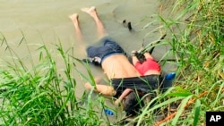 Los cuerpos del migrante salvadoreño Óscar Alberto Martínez Ramírez y su hija de casi dos años, Valeria, fueron encontrados a orillas del Río Grande, en Matamoros, México, el lunes 24 de junio de 2019, después que se ahogaron al tratar de cruzar el río para entrar a EE.UU. 