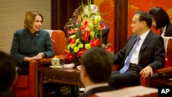중국을 방문한 낸시 펠로시 전 미 하원의장(왼쪽)이 13일 베이징에서 리커창 중국 총리와 면담하고 있다.