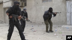 Binh sĩ thuộc Quân đội Syria Tự Do tại một khu vực trong thủ đô Damascus
