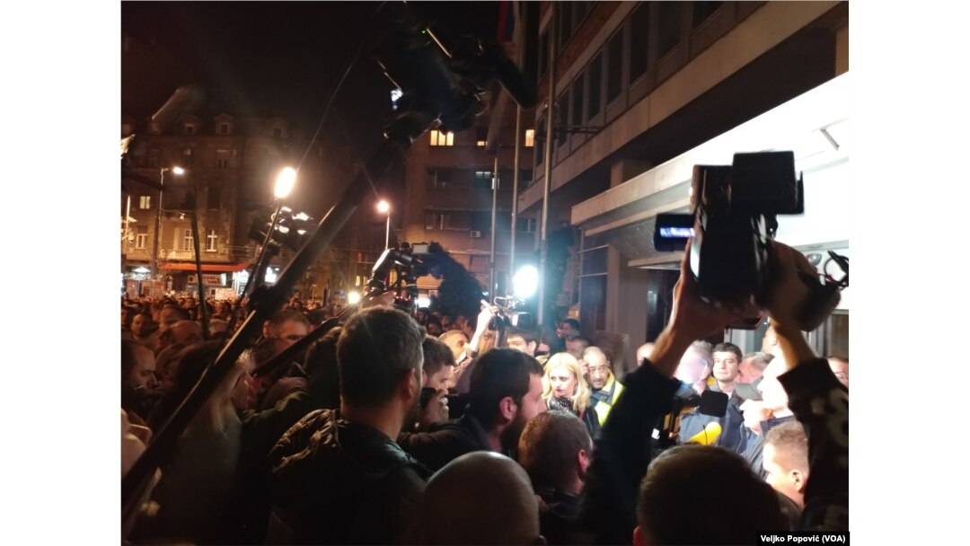 Ispred zgrade RTS-a se održava performans "Dnevnik slobodne Srbije", Foto: VOA