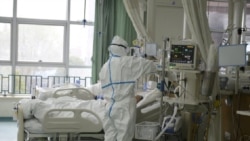 En el Hospital Central de Wuhan, los empleados se protegen al máximo mientras atienden a un paciente posiblemente afectado por el nuevo coronavirus.