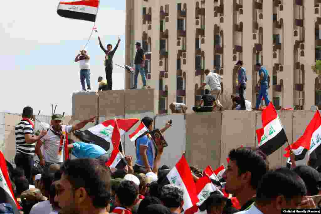 مظاہرین کے پارلیمنٹ پر حملے کے بعد تقریباً 60 قانون ساز بغداد سے اربیل اور سلیمانیہ کے علاقوں میں منتقل ہو گئے تھے۔