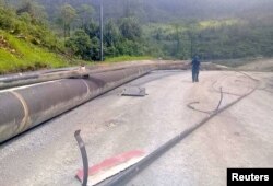 Foto pipa dan jalan yang rusak akibat gempa di dekat Kota Tabubil setelah gempa di Dataran Tinggi Selatan, Papua Nugini, 26 Februari 2018.