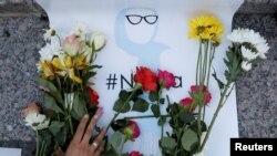 Con flores y velas la comunidad quiso honrar desde el martes la memoria de la joven de 17 años de Sterling, Virginia, asesinada el domingo