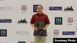 Cristophorus Budidharma saat meraih penghargaan Outstanding Service Award di RIT (dok: Cristophorus Budidharma)