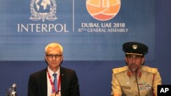 Jurgen Stock, secretario general de Interpol (izq.) y el comandante en jefe de la policía de Dubai, Abdullah Al Marri, en la apertura de la 87 Asamblea Gral. de Interpol, en Dubai, EAU. Nov. 18 de 2018.
