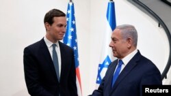 El primer ministro israelí, Benjamin Netanyahu, da la mano al asesor sénior de la Casa Blanca, Jared Kushner, durante su reunión en Jerusalén el 30 de mayo de 2019.