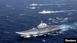 Hàng không mẫu hạm Liêu Ninh và đoàn tàu hộ tống của Trung Quốc diễn tập ở Biển Đông năm 2016.