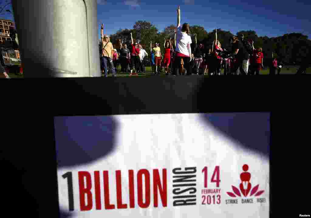 2013年2月14日，一组男女在澳大利亚悉尼中心地段一处公园跳舞，参加&ldquo;十亿人站起来&rdquo;的全球活动。