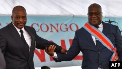 Le nouveau président de la République démocratique du Congo Félix Tshisekedi (à droite) avec le président sortant Joseph Kabila lors de la passation de pouvoir à Kinshasa le 24 janvier 2019.