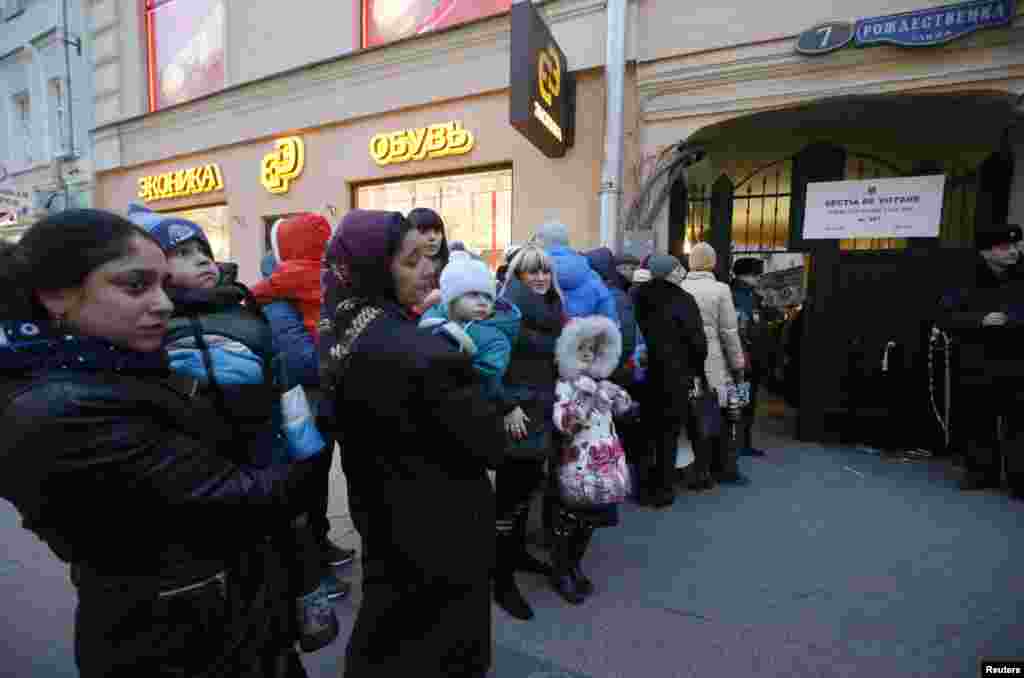 Moldovan citizens residing in Russia queue outside a polling station during a parliamentary election at the Moldovan embassy in Moscow, Nov. 30, 2014.