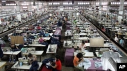 ရန်ကုန်တိုင်းအတွင်း အထည်ချုပ်စက်ရုံအတွင်းက လူငယ်အလုပ်သမားများ။