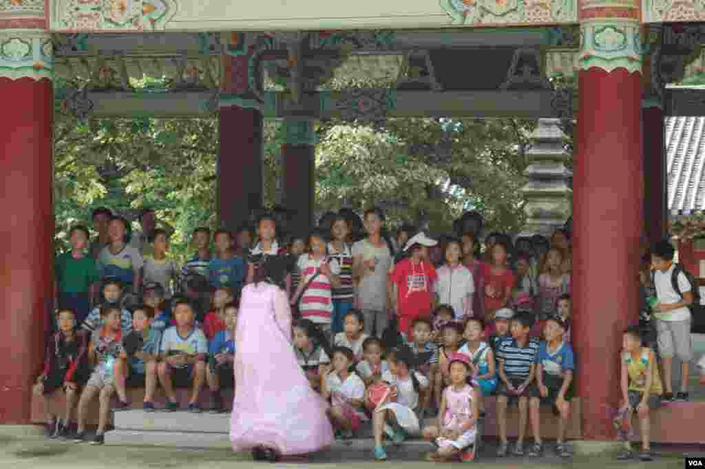 Một nhóm các em học sinh Bắc Triều Tiên tham quan chùa, Hyangsan, Bắc Triều Tiên, 24 tháng 7, 2013. (Steve Herman / VOA)