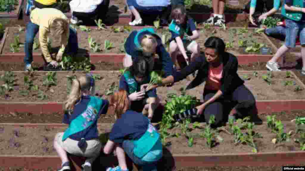 La primera dama Michelle Obama planta el jardín de la Casa Blanca junto a estudiantes de todo el país. (Foto oficial de la Casa Blanca de Lawrence Jackson).