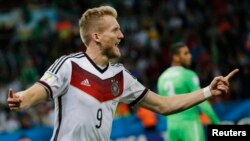 Penyerang Jerman, André Schürrle merayakan gol pertama Jerman ke gawang Aljazair, Senin (30/6).