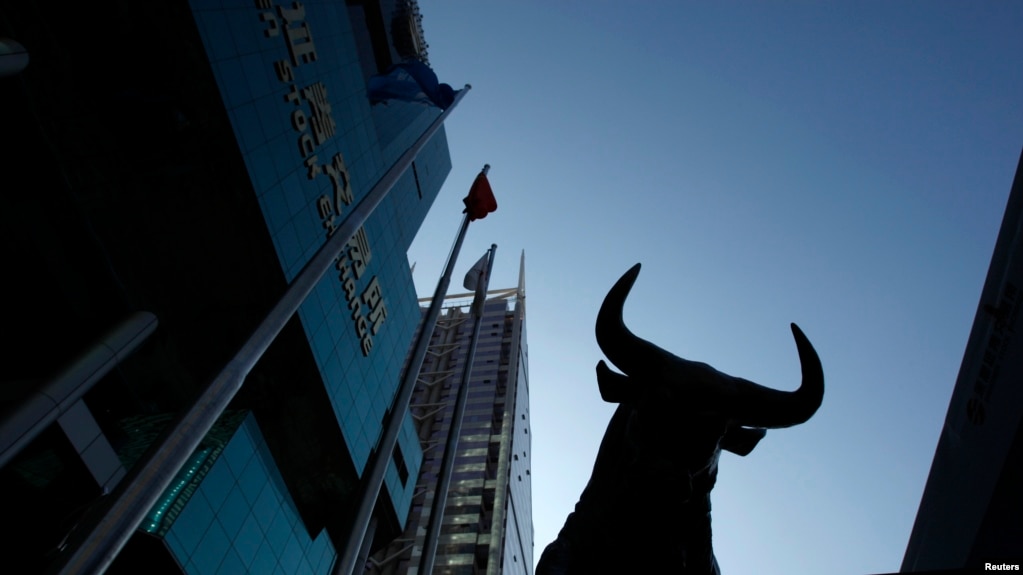 资料照：深圳证券交易所外的公牛塑像(photo:VOA)