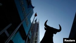 资料照：深圳证券交易所外的公牛塑像