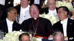 El presidente Barack Obama y el republicano Mitt Romney celebran las bromas con el cardenal Timothy Dolan durante la 67a. Anual Alfred E. Smith Memorial Foundation de la arquidiócesis de Nueva York, en el hotel Waldorf Astoria de Nueva York.