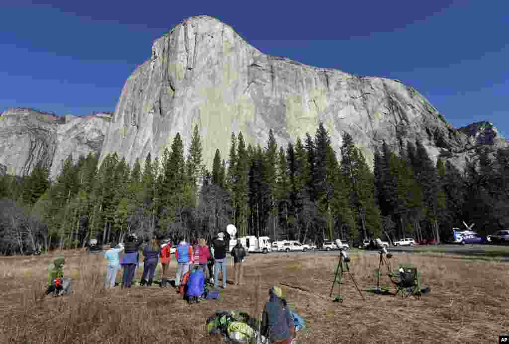 Penonton mengamati aksi pendaki Tommy Caldwell dan Kevin Jorgeson saat mendaki puncak El Capitan di Taman Nasional Yosemite, California (14/1).