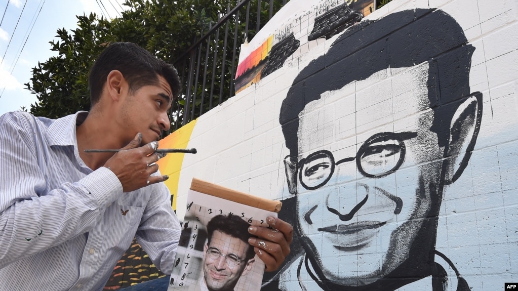 Nghệ sĩ Levi Ponce với dự án vẽ tranh trên tường để tưởng niệm nhà báo Daniel Pearl ở tp Los Angeles, California, ngày 23/5/2015. (Photo by MARK RALSTON / AFP)