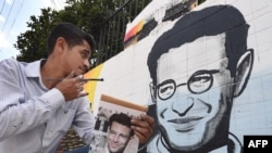 Nghệ sĩ Levi Ponce với dự án vẽ tranh trên tường để tưởng niệm nhà báo Daniel Pearl ở tp Los Angeles, California, ngày 23/5/2015. (Photo by MARK RALSTON / AFP)