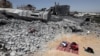 Gazze'de yıkılmış bir caminin yanında namaz kılan Filistinliler