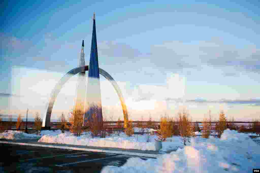 Salekhard, dengan populasi 45.000 orang, adalah satu-satunya kota di dunia yang melangkahi Lingkaran Artik. Monumen di tepi jalan ini menandai garis yang melintasi padang di kutub. (VOA/V. Undritz)