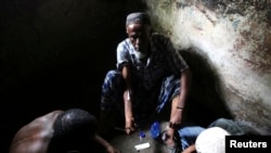Un toxicomane s'injecte de l'héroïne à Lamu, Kenya, le 21 novembre 2014