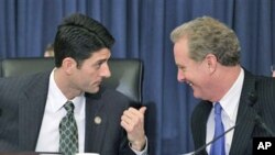 House Budget Committee Chairman Rep. Paul Ryan, R-Wis., left, talks with with the committee's ranking Democrat, Rep. Chris Van Hollen, D-Md., on Capitol Hill in Washington, January 26, 2011 (file photo)