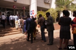 People line up to cast their ballots in the U.S. mock election at the U.S. Embassy in Lilongwe, Malawi, Nov. 8, 2016. (L. Masina/VOA)