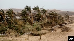 Dalai Lama Offers Condolences and Prayers over Cyclone Phailin