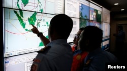軍隊和搜救人員在雅加達的國家搜救局內跟踪查看亞航QZ8501進展。