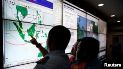军队和搜救人员在雅加达的国家搜救局内跟踪查看亚航QZ8501进展。（2014年12月29日）