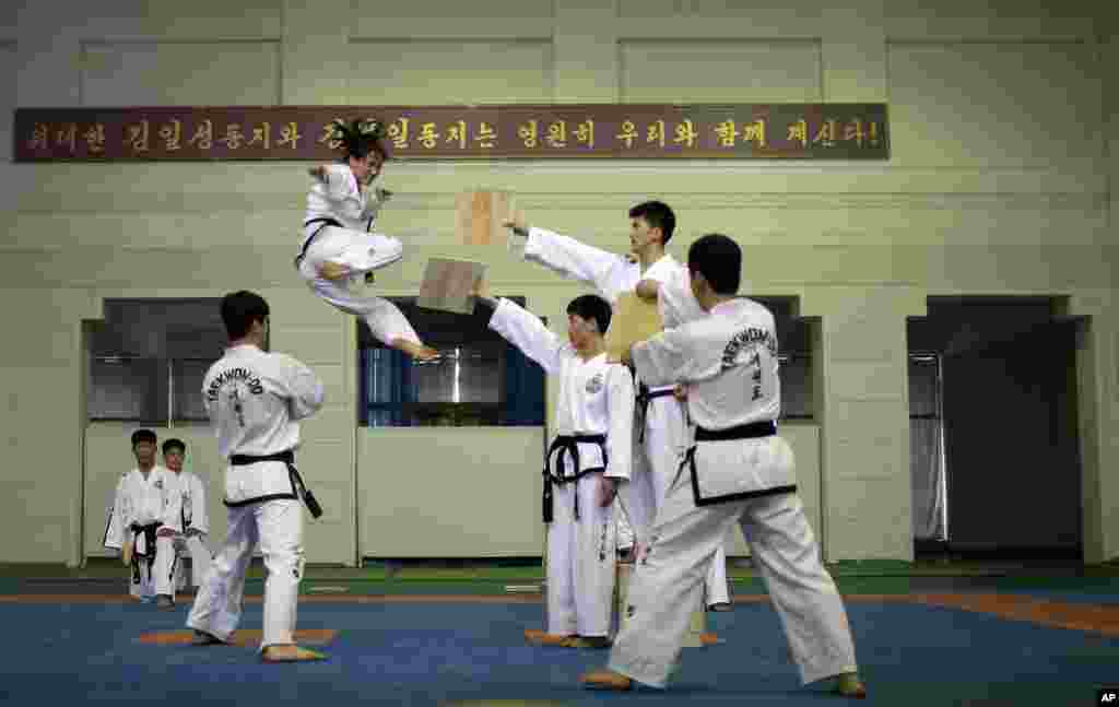 평양 태권도전당에서 북한 선수들이 공중 격파 시범을 보이고 있다.
