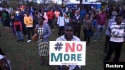 Une foule chante lors d'un concert de commémoration des victimes de l'attaque de l'université de Garissa, le 14 avril 2015.